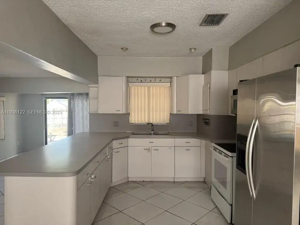 451 W 30th Pl, Hialeah FL 33012 photo 5