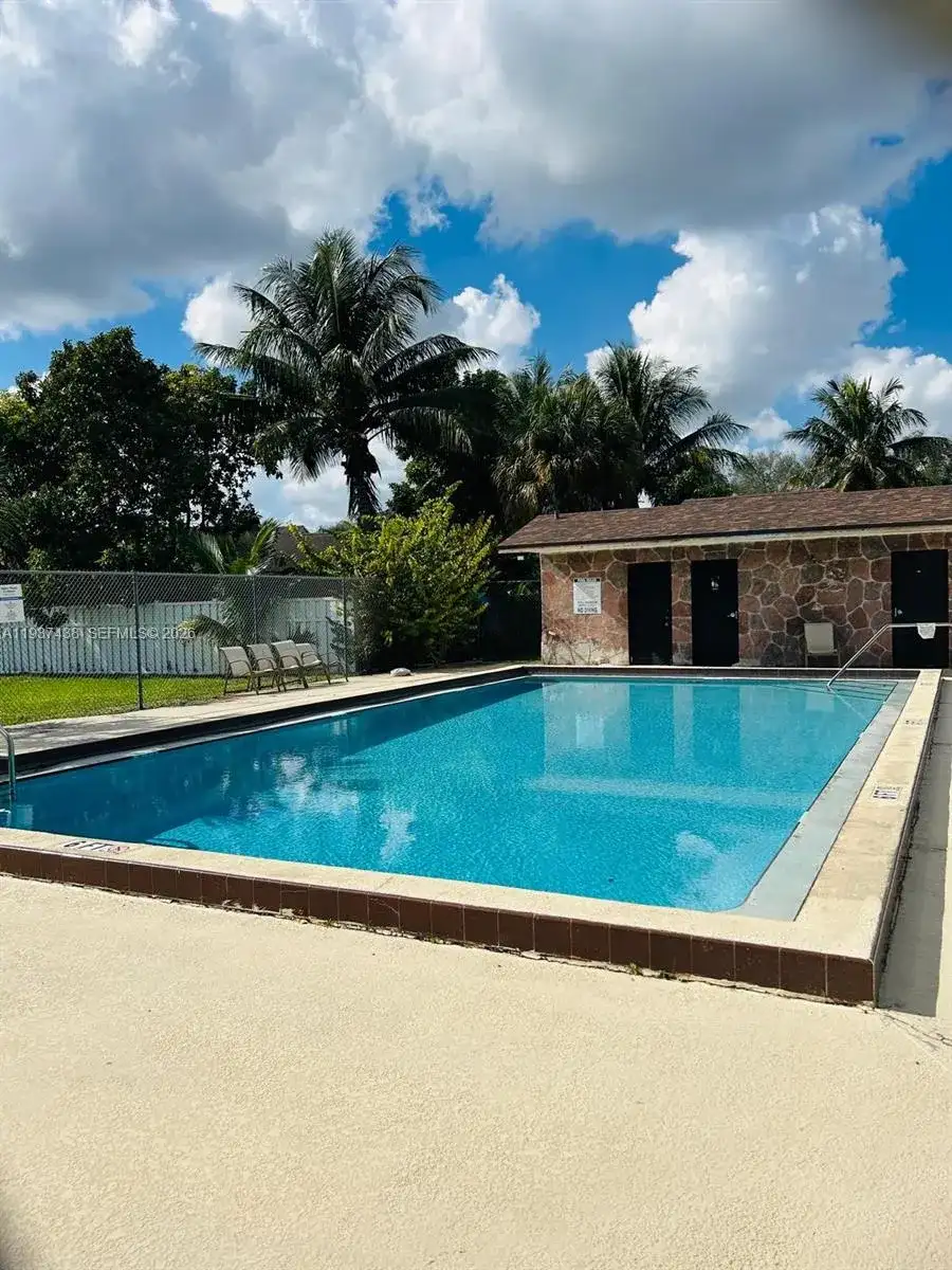 6031 Shakerwood Cir # 105, Tamarac FL 33319 photo 2