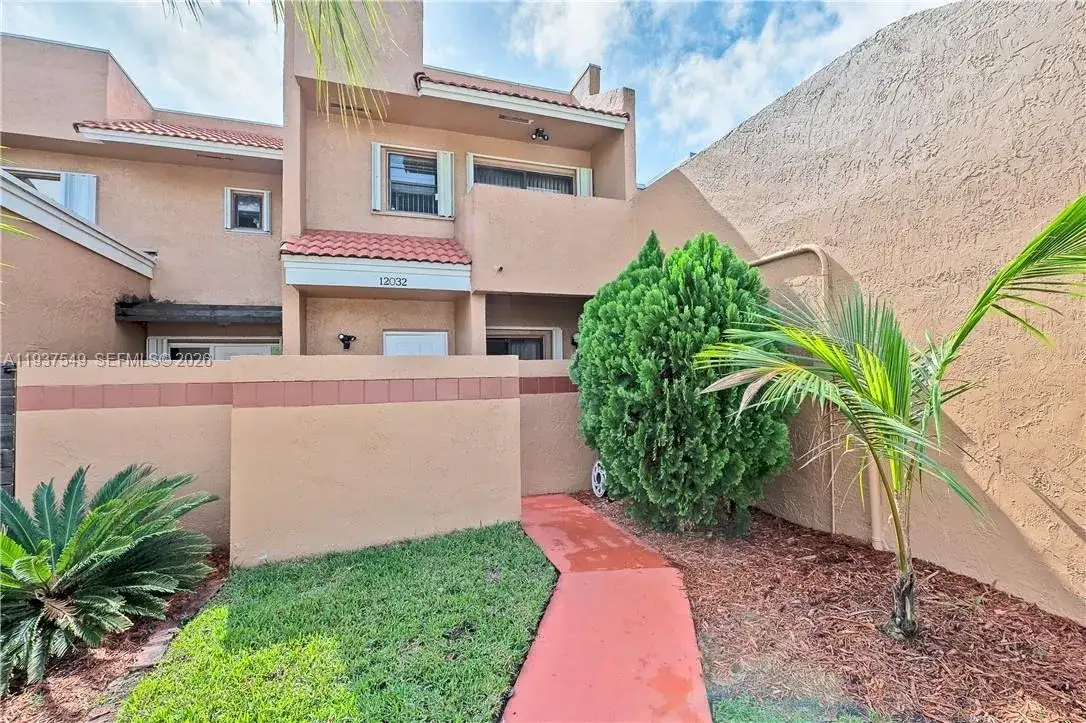 12032 S Las Palmas Dr, Pembroke Pines FL 33025 photo 4