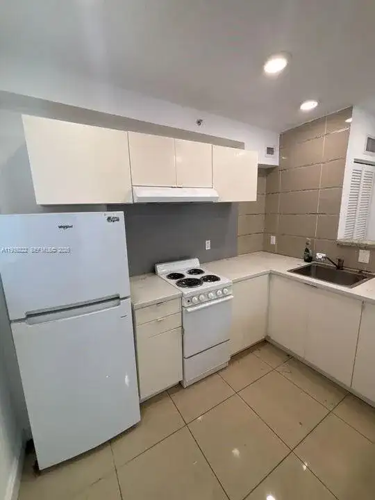 542 NW 8th St # 12, Miami FL 33136 photo 2