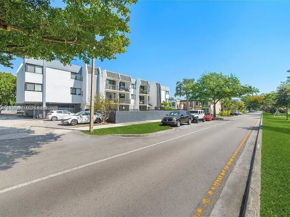 2345 NE 135th St # 206, North Miami FL 33181 photo 3