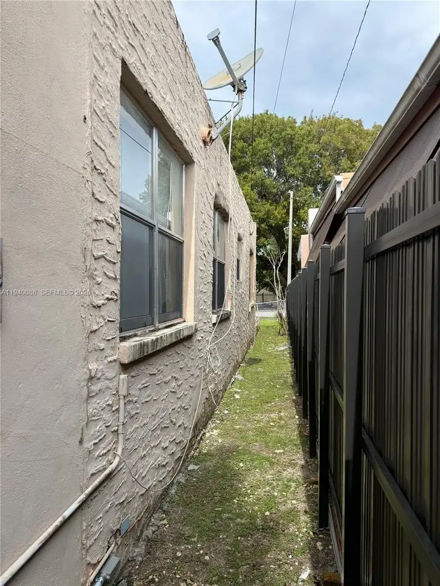 1922 NW 47th Ter, Miami FL 33142 photo 2