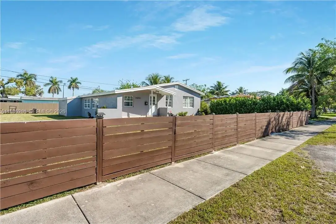 10241 Dominican Dr, Cutler Bay FL 33189 photo 2