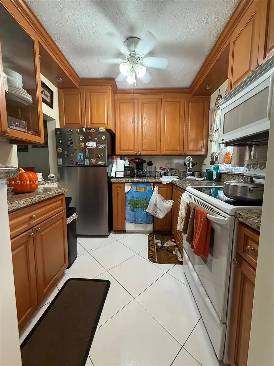 9041 Sunrise Lakes Blvd # 207, Sunrise FL 33322 photo 5
