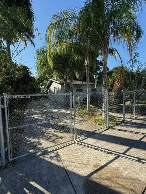 655 SW 6th Ter, Florida City FL 33034 photo 2