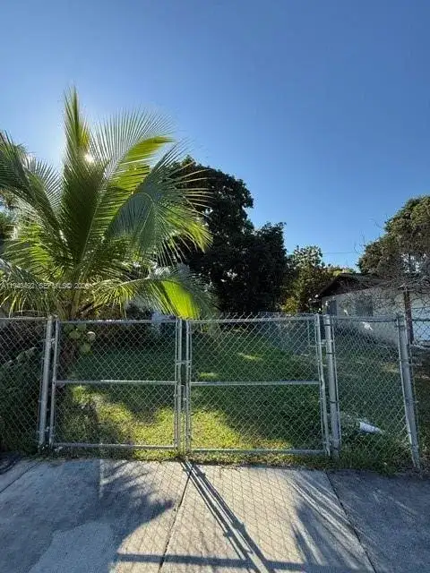 655 SW 6th Ter, Florida City FL 33034 photo 3
