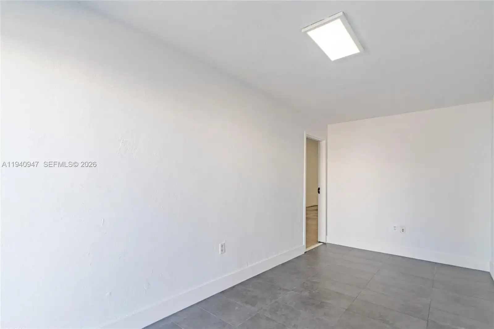 1676 W 31st Pl, Hialeah FL 33012 photo 5
