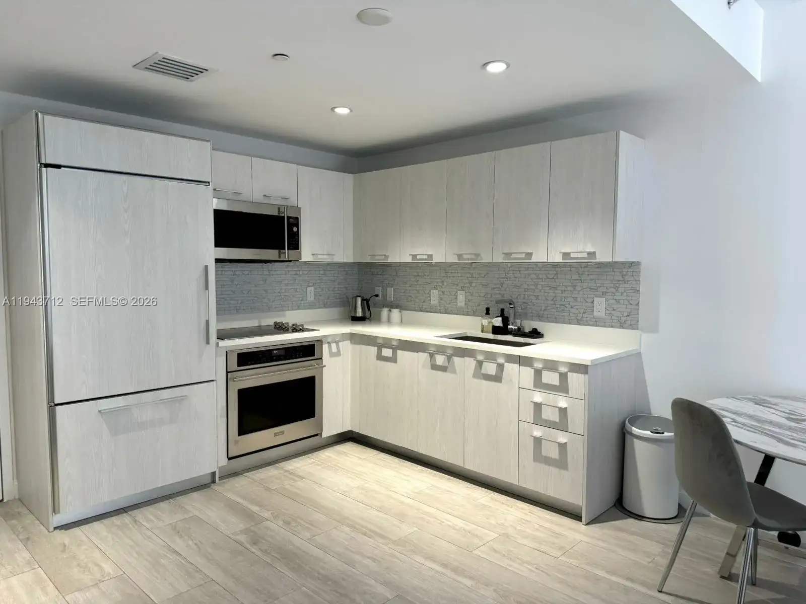 45 SW 9th St # 3107, Miami FL 33130 photo 2