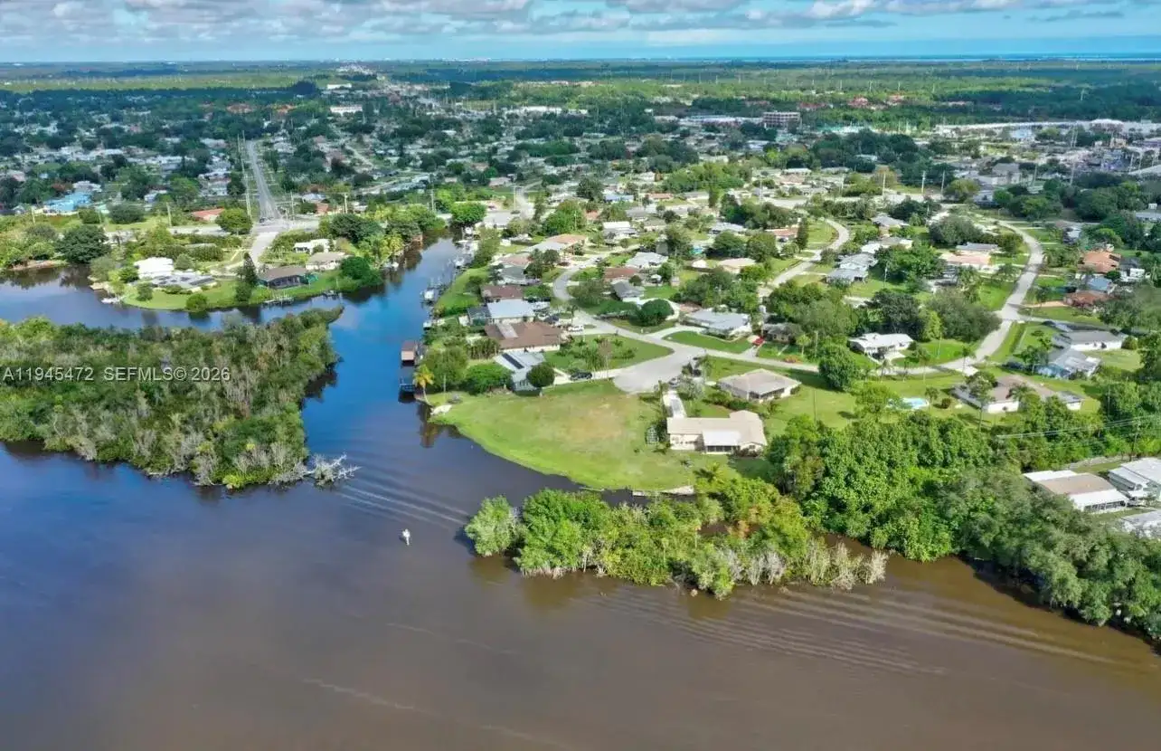 305 SE Camino Ct, Port St. Lucie FL 34952 photo 2