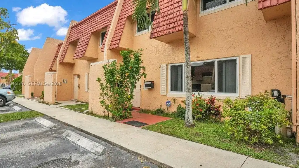 6 Spinning Wheel Ln, Tamarac FL 33319 photo 2