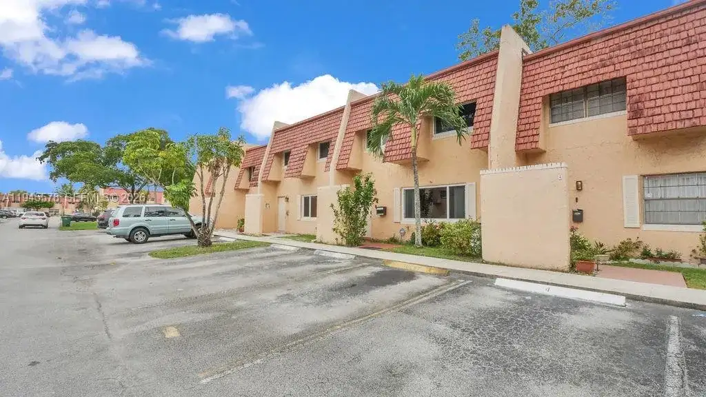6 Spinning Wheel Ln, Tamarac FL 33319 photo 3