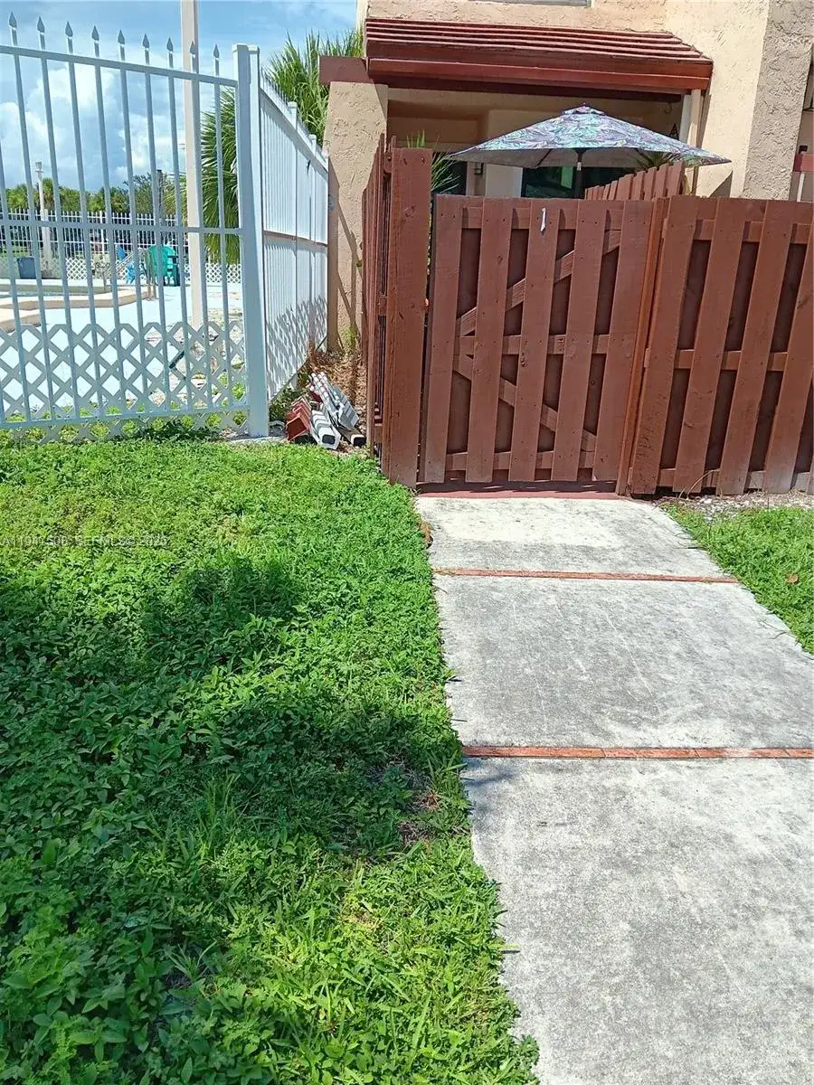 271 W Park Dr # 7, Miami FL 33172 photo 2