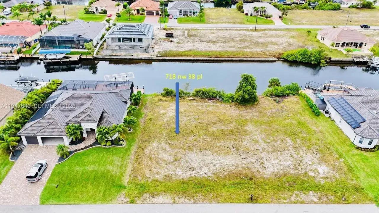 718 NW 38 pl, Cape Coral FL 33993 photo 2