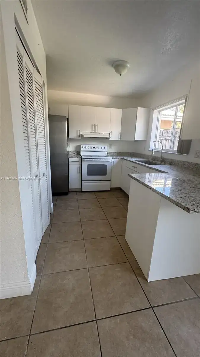 915 SE 13th Rd, Homestead FL 33035 photo 3