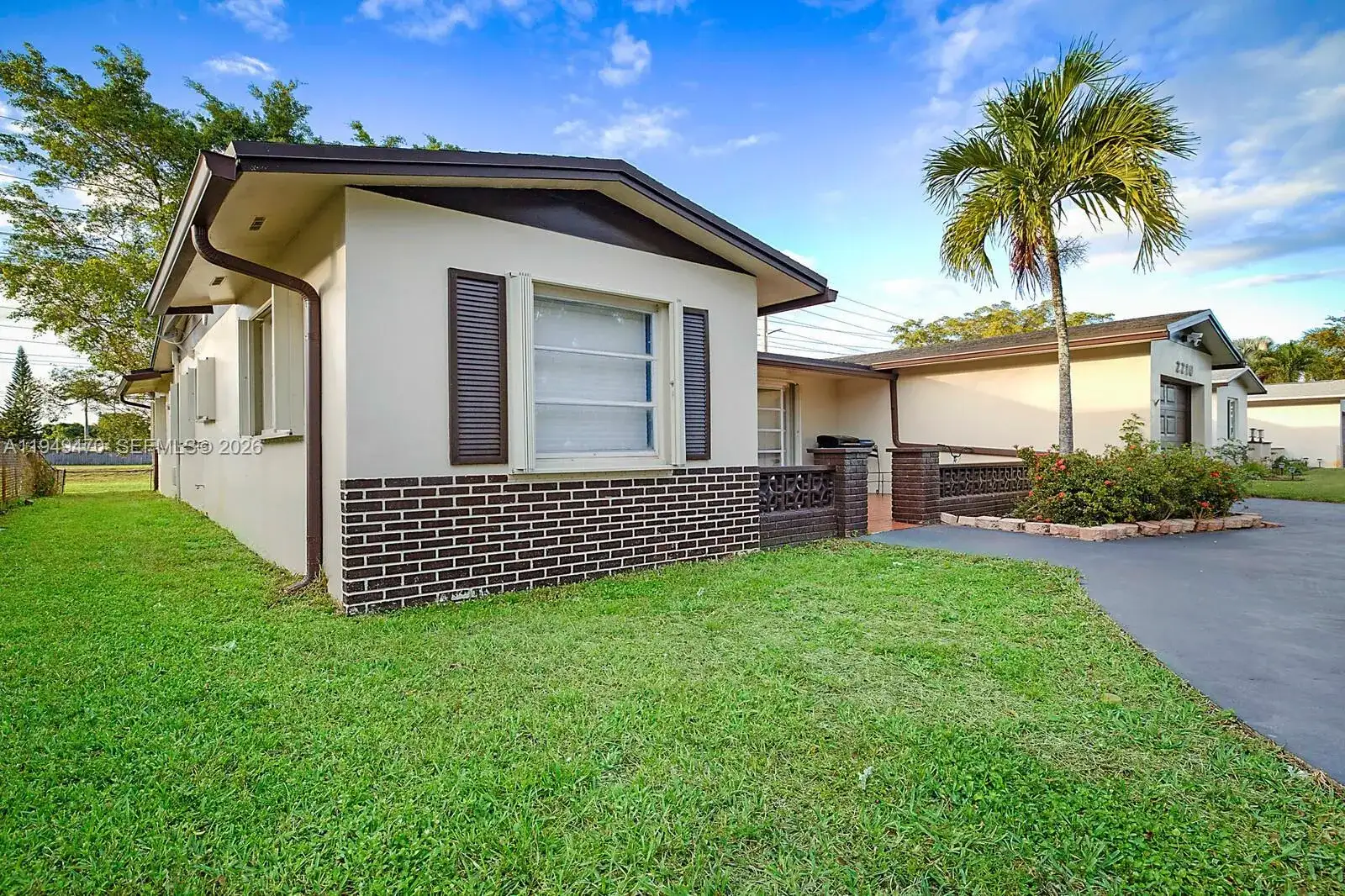 2210 NW 91st Ter, Pembroke Pines FL 33024 photo 2