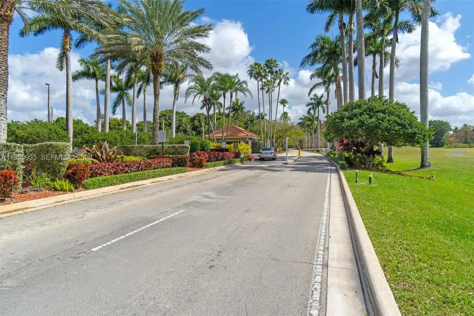 15825 SW 11th St, Pembroke Pines FL 33027 photo 2
