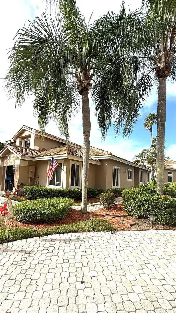 15825 SW 11th St, Pembroke Pines FL 33027 photo 3