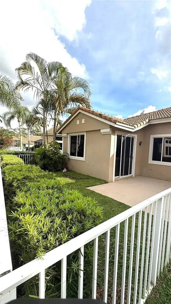 15825 SW 11th St, Pembroke Pines FL 33027 photo 4