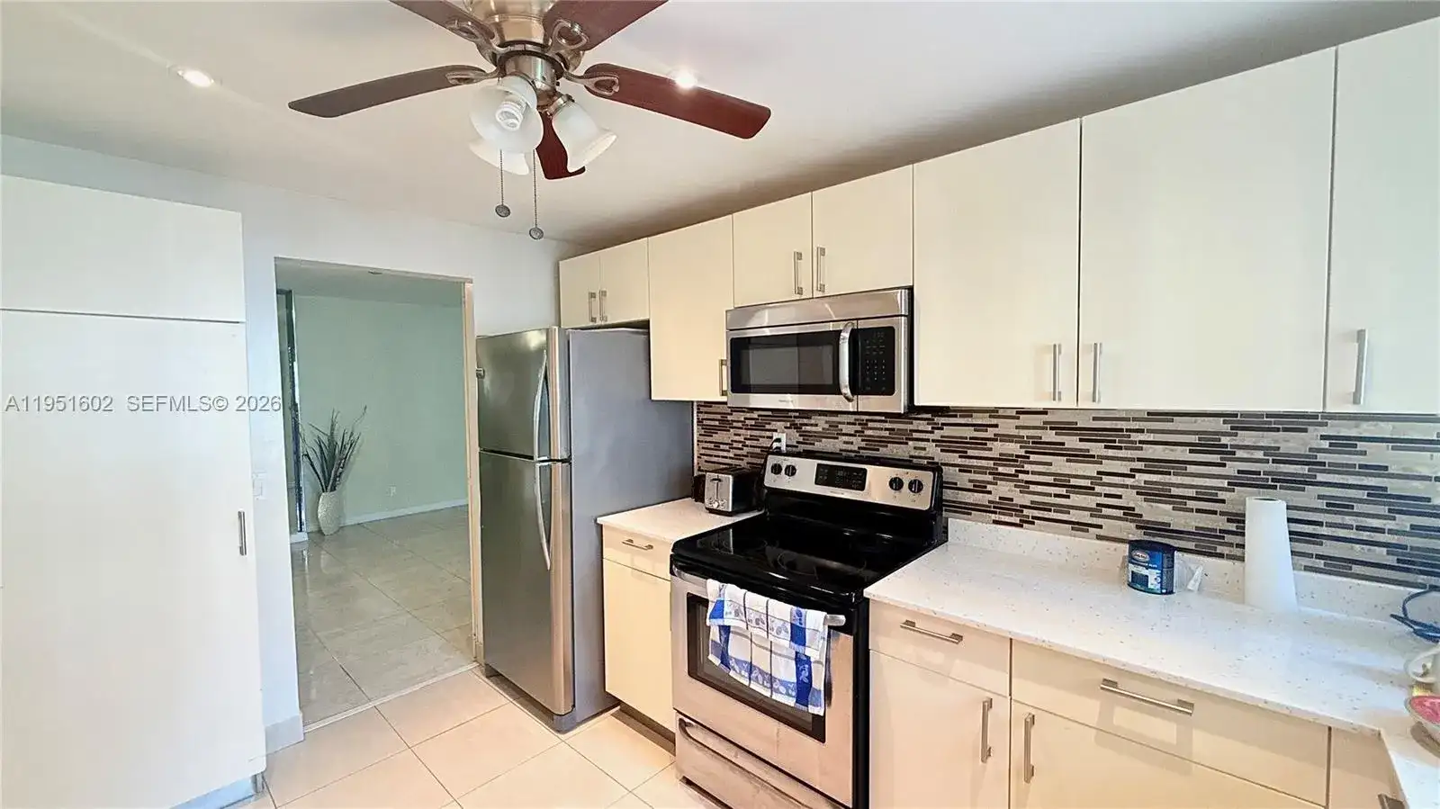 950 NE 199th St # 2H, Miami FL 33179 photo 2