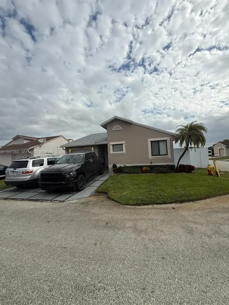 1041 SW 111th Ave, Pembroke Pines FL 33025 photo 2