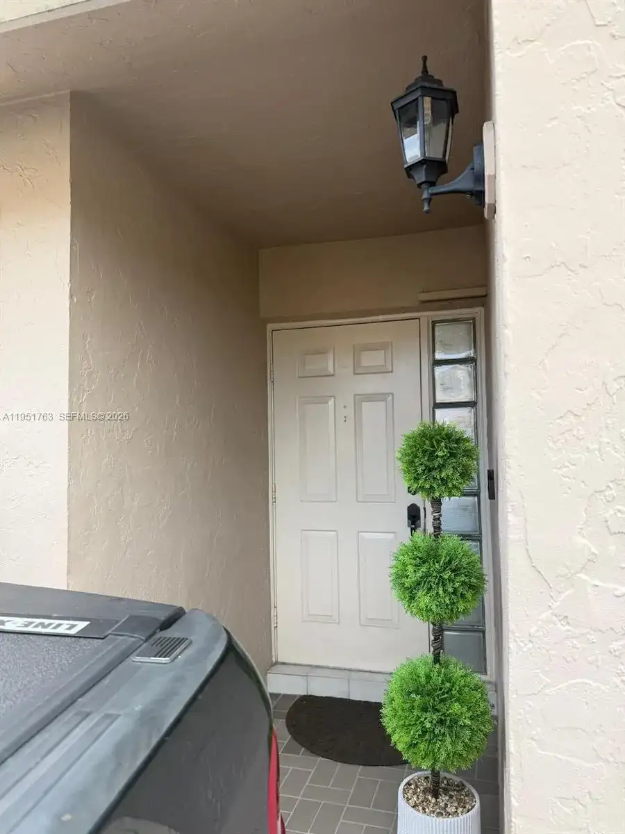 1041 SW 111th Ave, Pembroke Pines FL 33025 photo 3