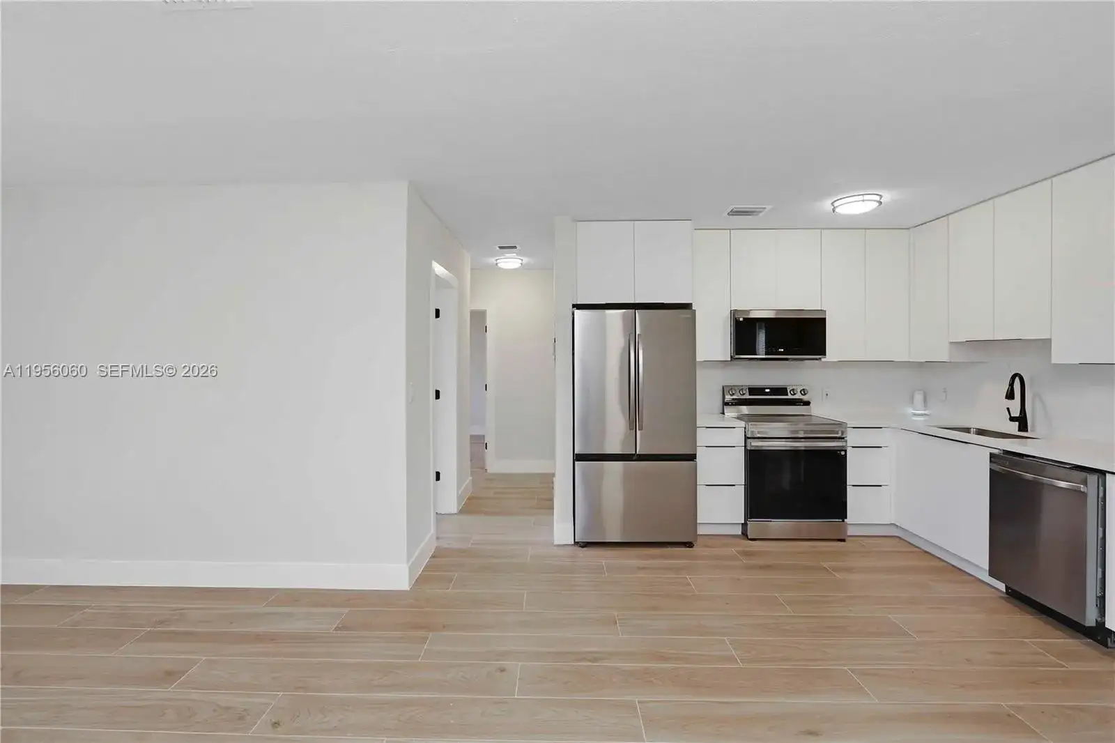 990 NE 159th St, North Miami Beach FL 33162 photo 2