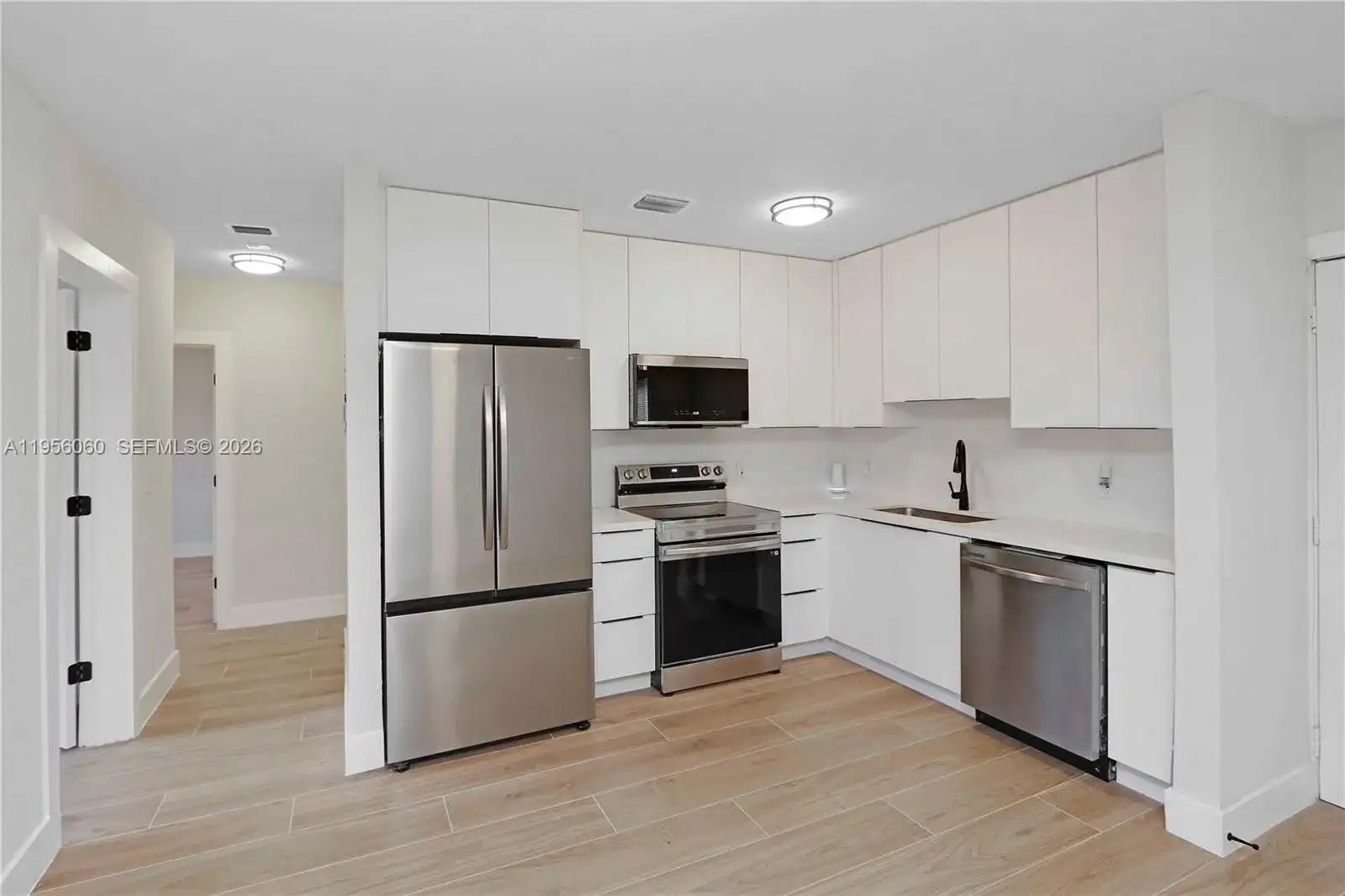990 NE 159th St, North Miami Beach FL 33162 photo 4