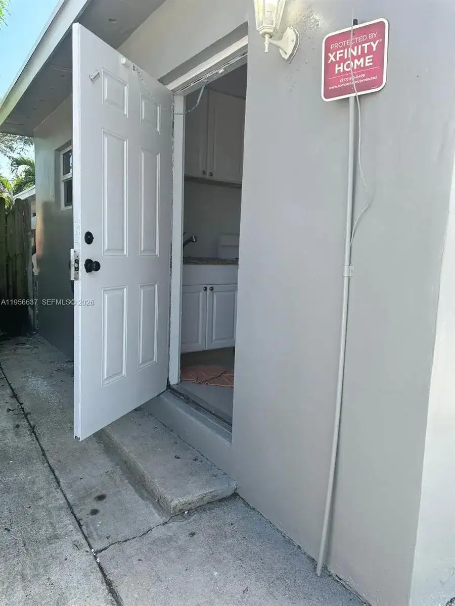 226 SW 11th St, Dania Beach FL 33004 photo 2