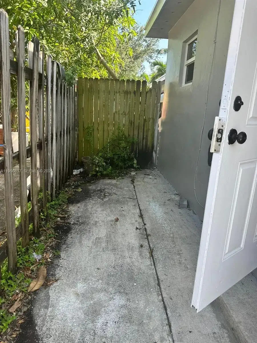 226 SW 11th St, Dania Beach FL 33004 photo 3