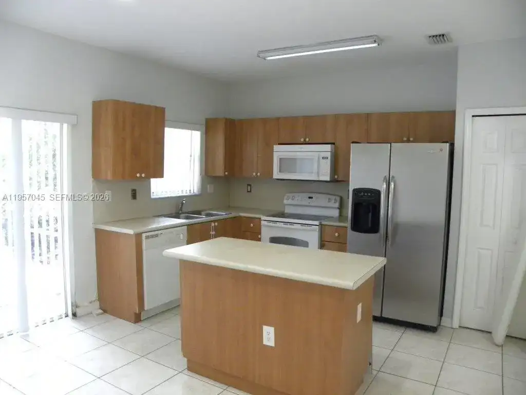 1617 SE 30th St, Homestead FL 33035 photo 2