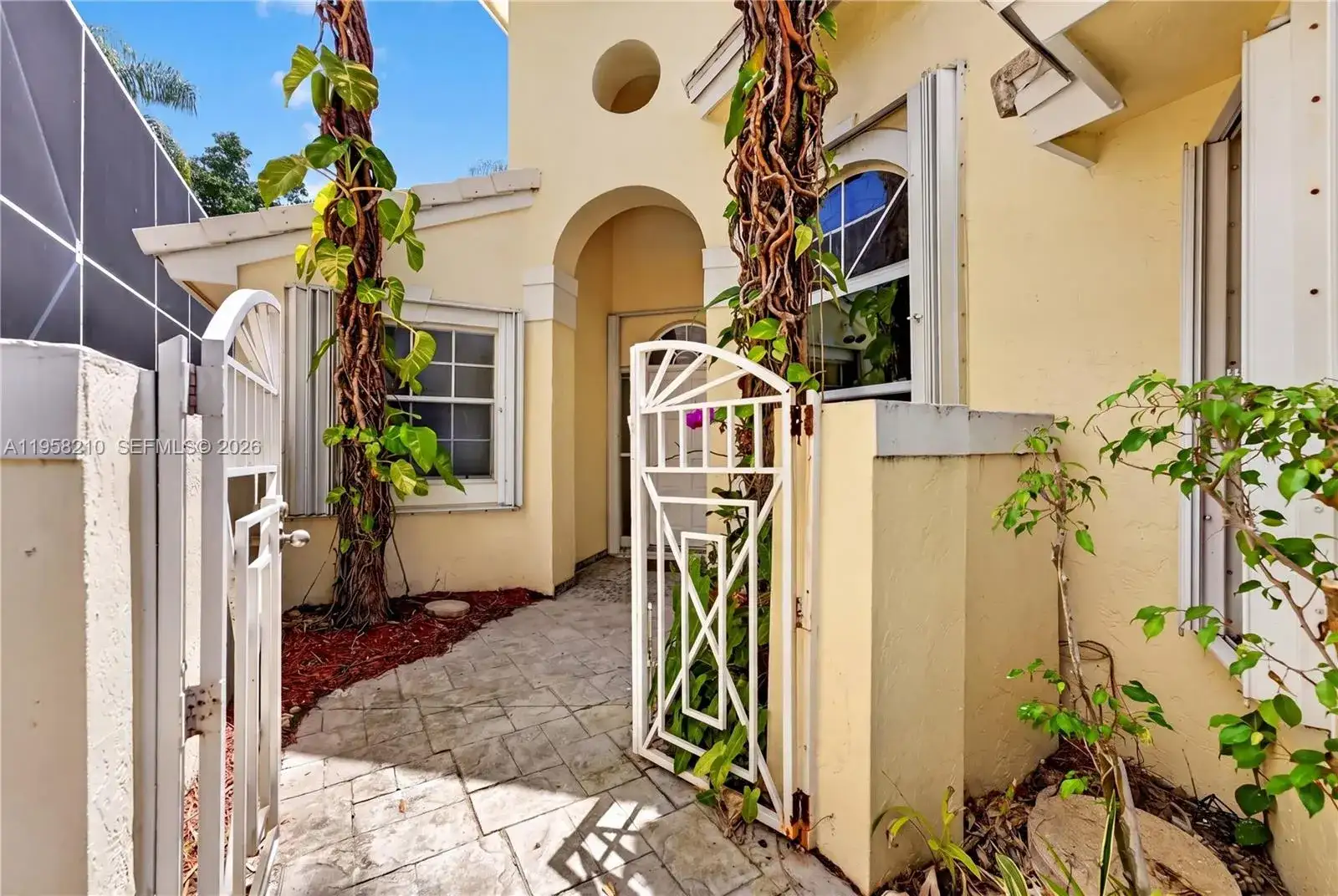 1251 E Wilshire Cir E, Pembroke Pines FL 33027 photo 4