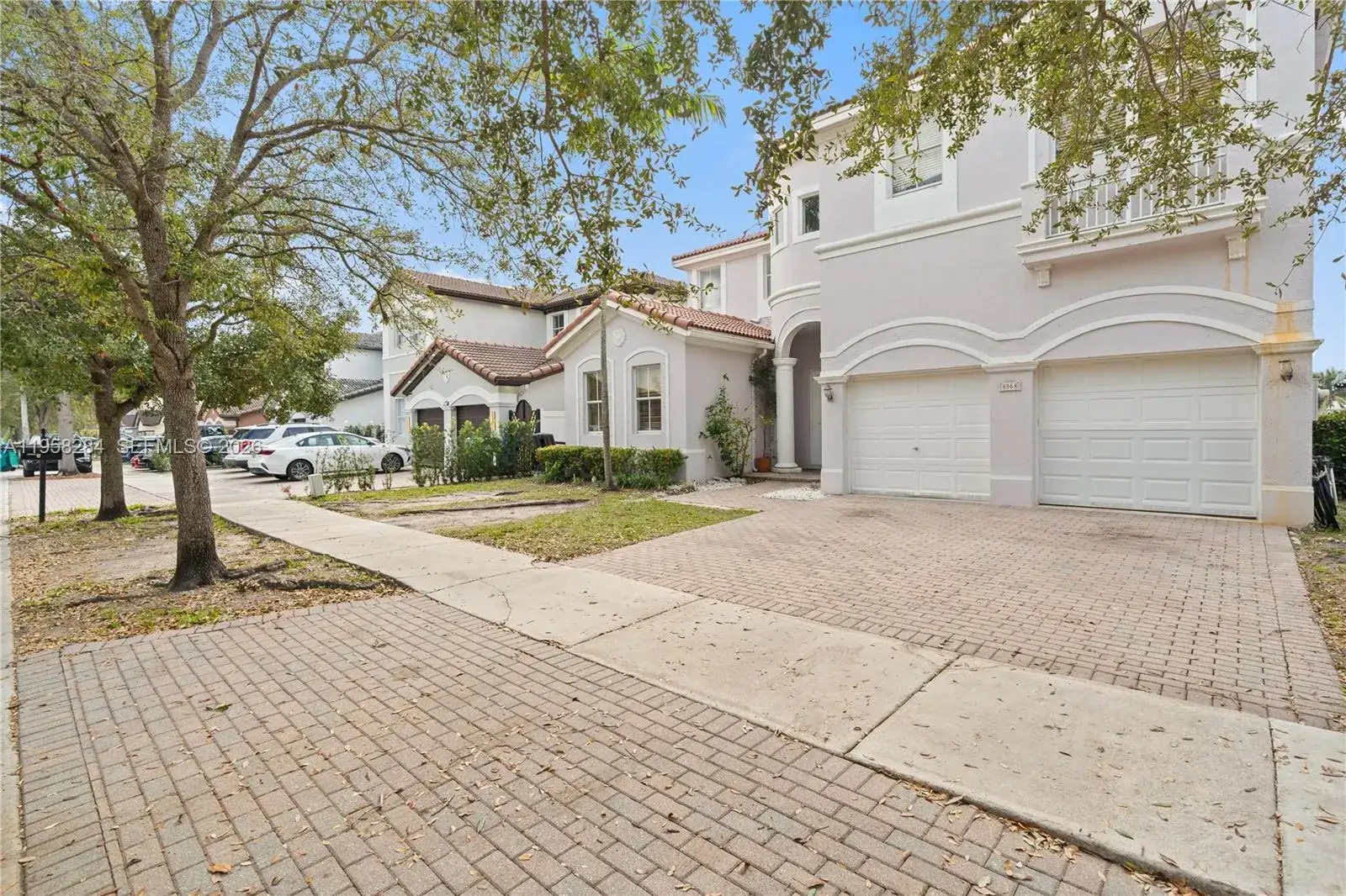 8968 NW 180th Ter, Hialeah FL 33018 photo 2