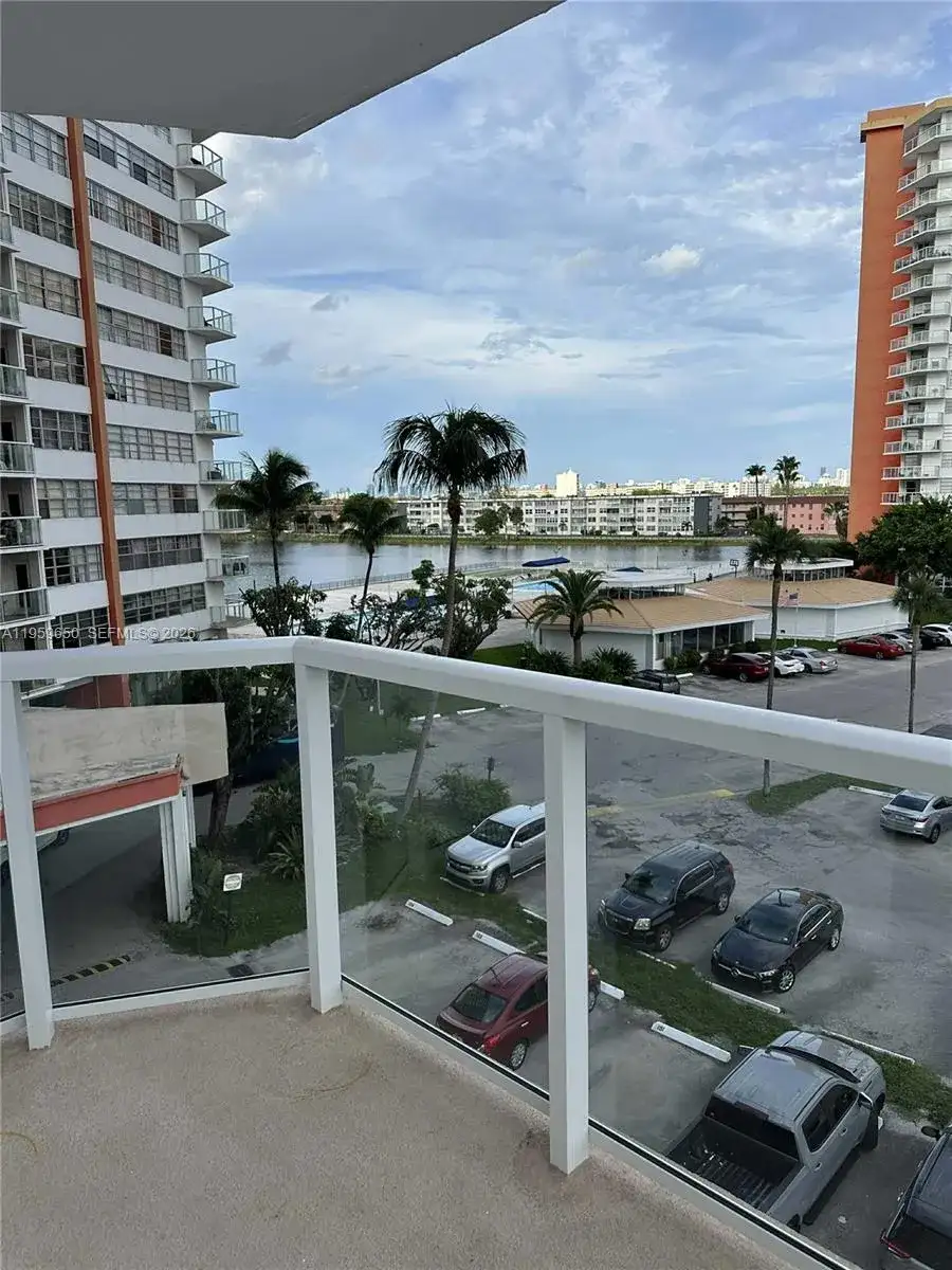 1301 NE Miami Gardens Dr # 425W, Miami FL 33179 photo 2