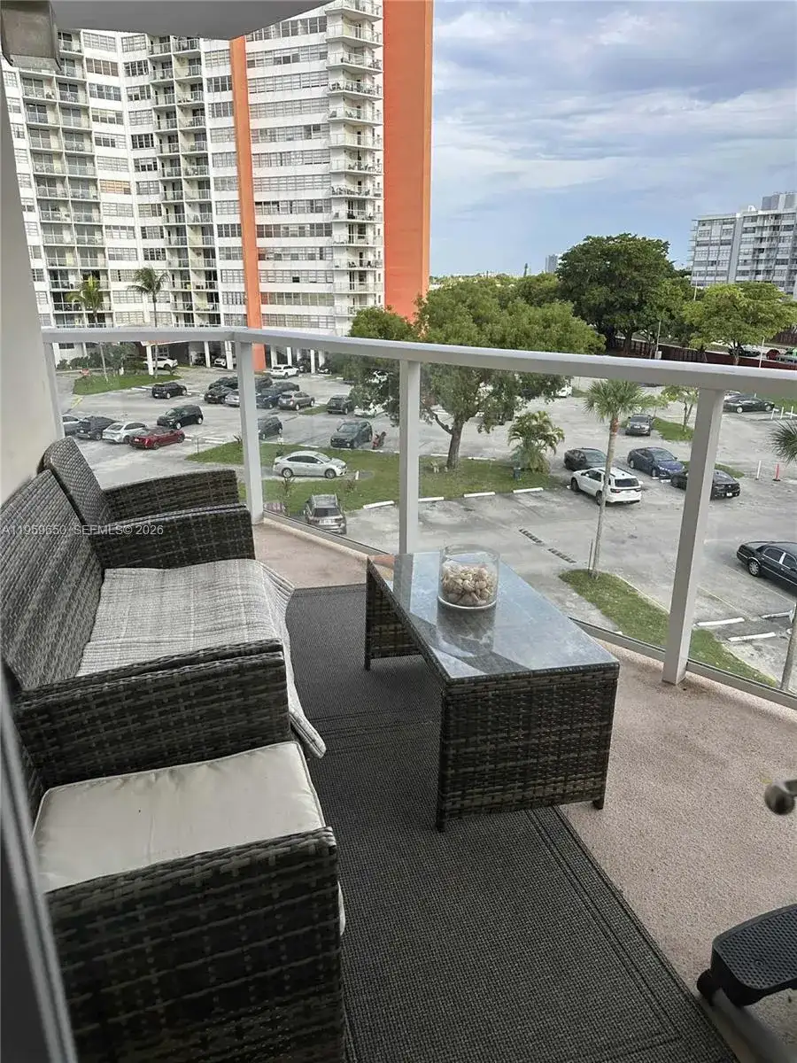 1301 NE Miami Gardens Dr # 425W, Miami FL 33179 photo 3
