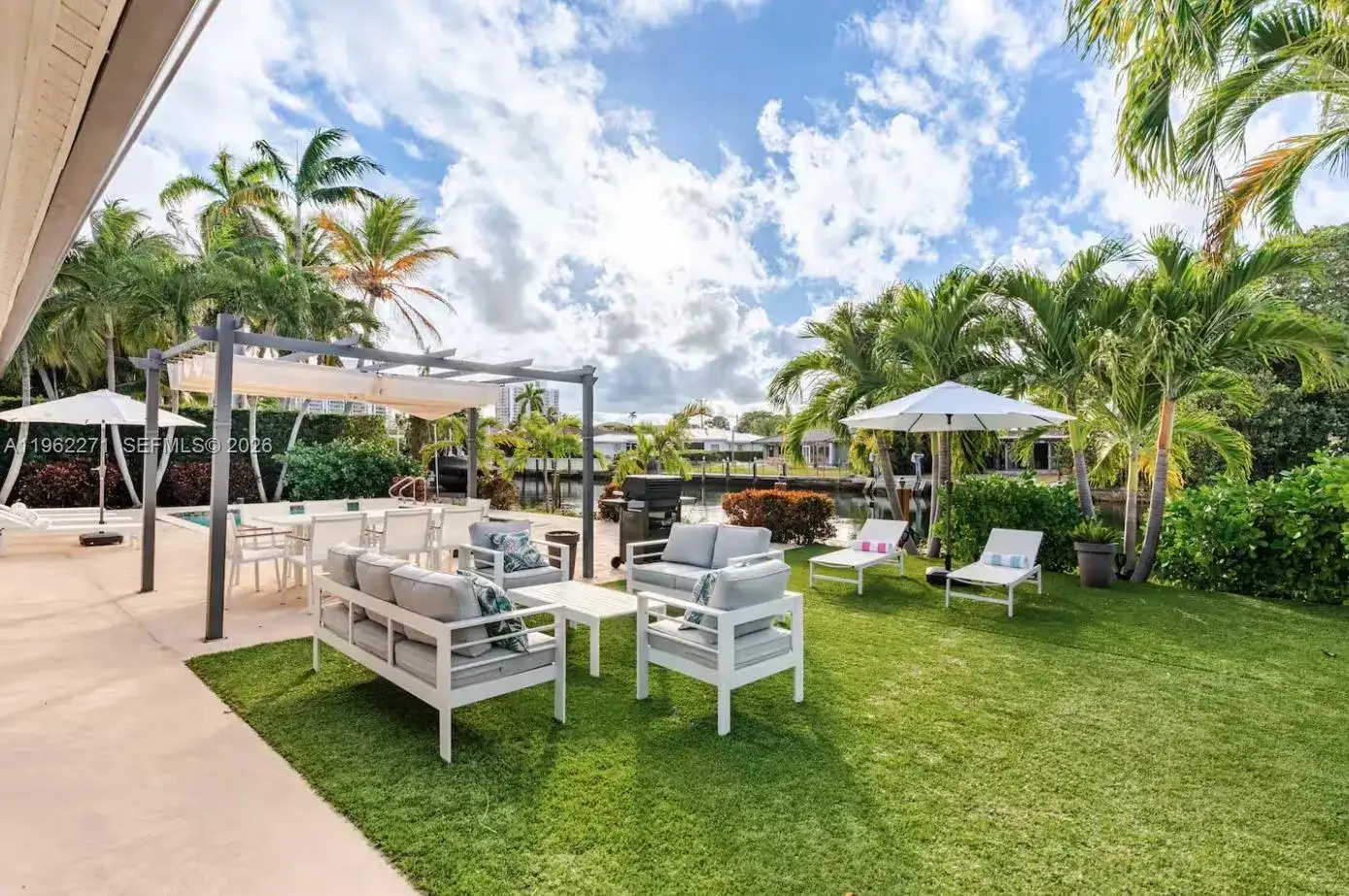 636 Hibiscus Dr, Hallandale Beach FL 33009 photo 2