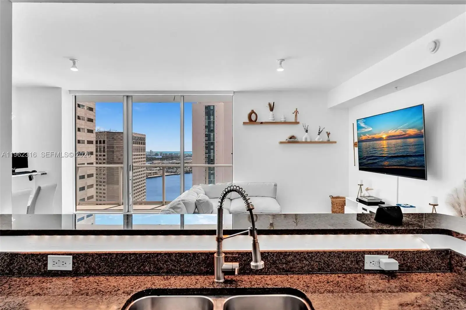 300 S Biscayne Blvd # 2916, Miami FL 33131 photo 5