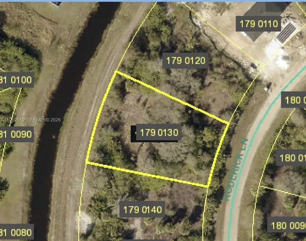 1913 Roderick Ln, Lehigh Acres FL 33972 photo 2