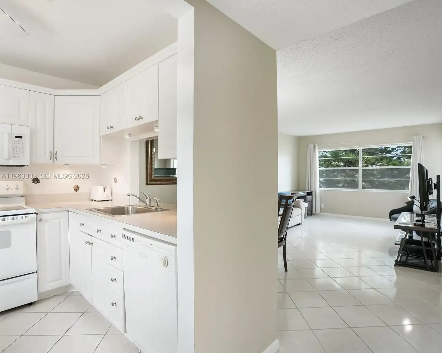 4805 NW 35th St # 506, Lauderdale Lakes FL 33319 photo 2