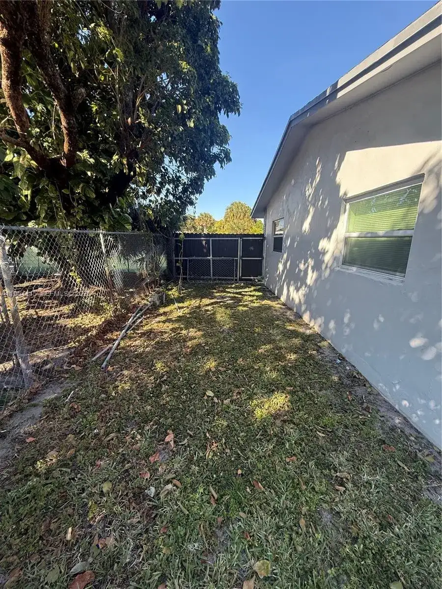 310 NE 38th St, Deerfield Beach FL 33064 photo 2