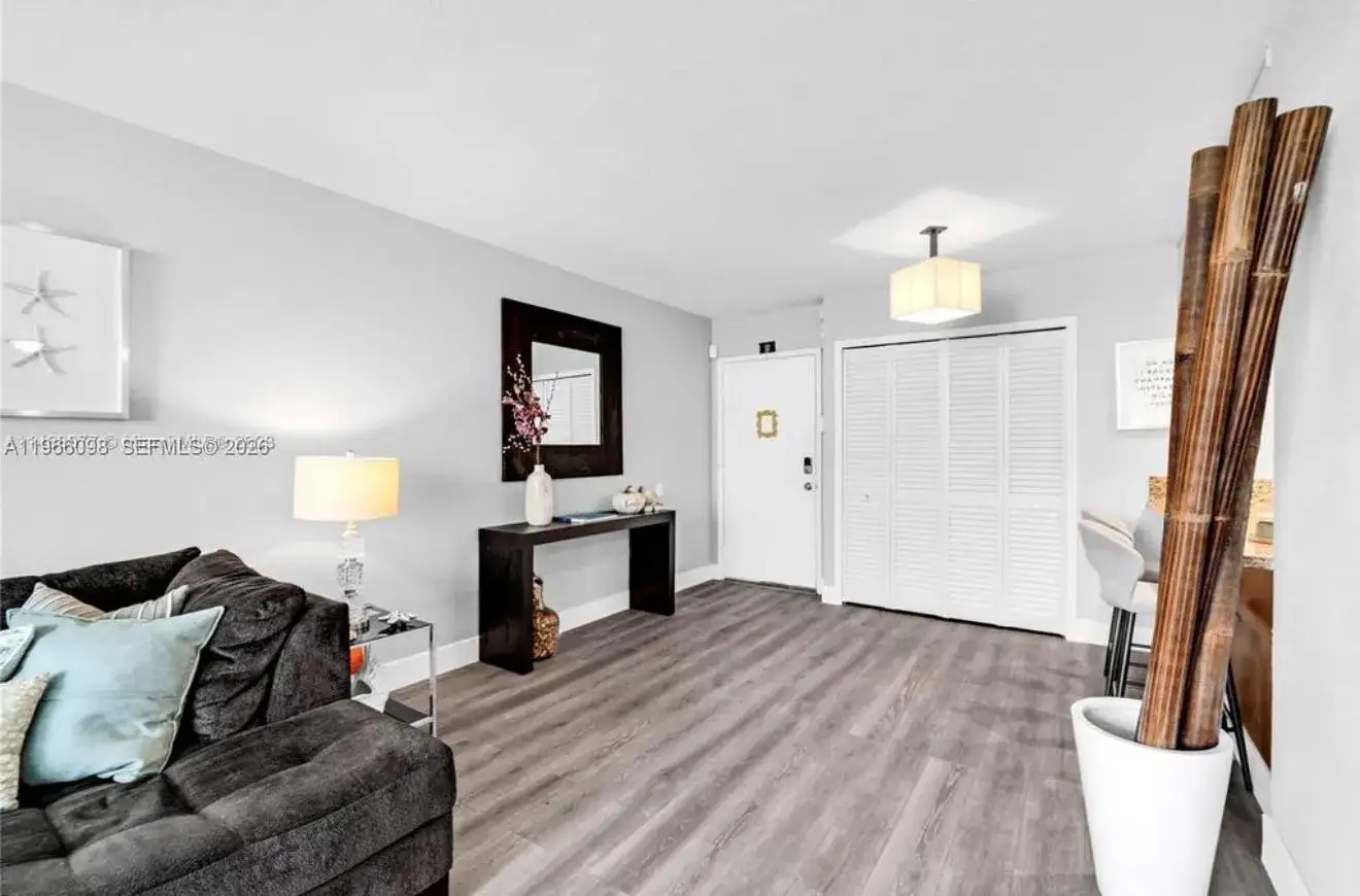 830 NW 87th Ave # 303, Miami FL 33172 photo 3