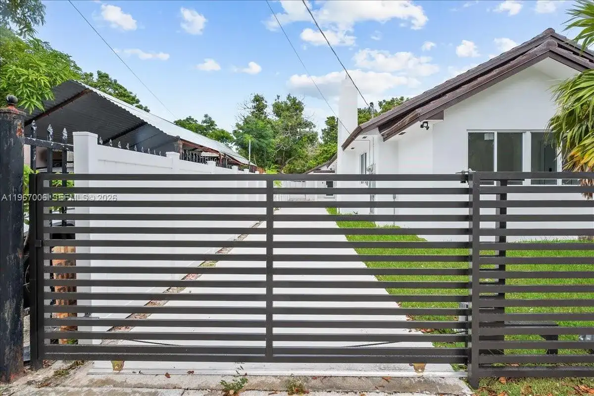 3389 NW 14th Ave, Miami FL 33142 photo 2