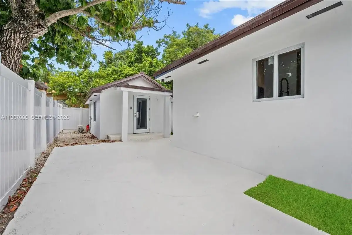 3389 NW 14th Ave, Miami FL 33142 photo 3