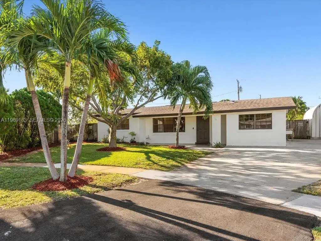 8 SW 11th St, Deerfield Beach FL 33441 photo 2