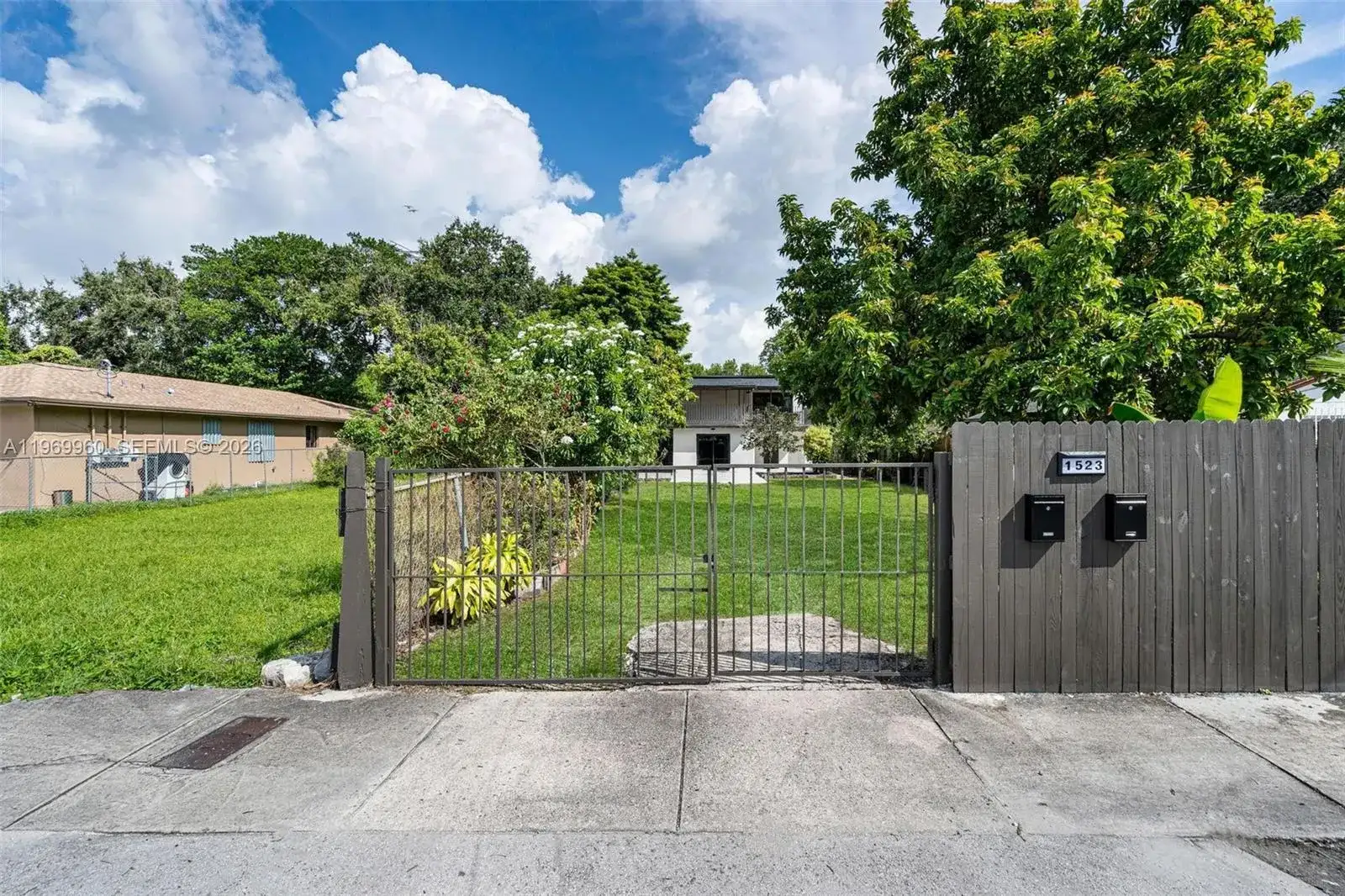 1523 NW 38th St, Miami FL 33142 photo 2