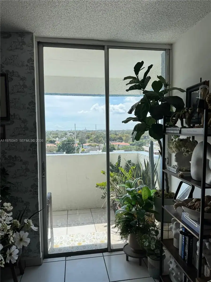 5050 NW 7th St # 604, Miami FL 33126 photo 2