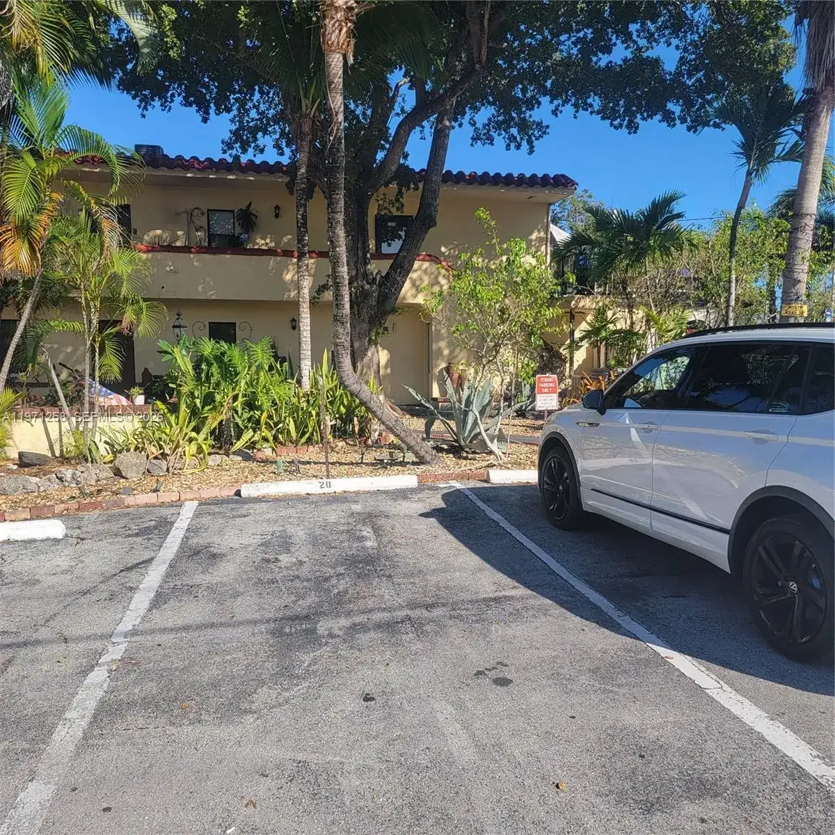 2300 NE 6th Ave, Wilton Manors FL 33305 photo 3