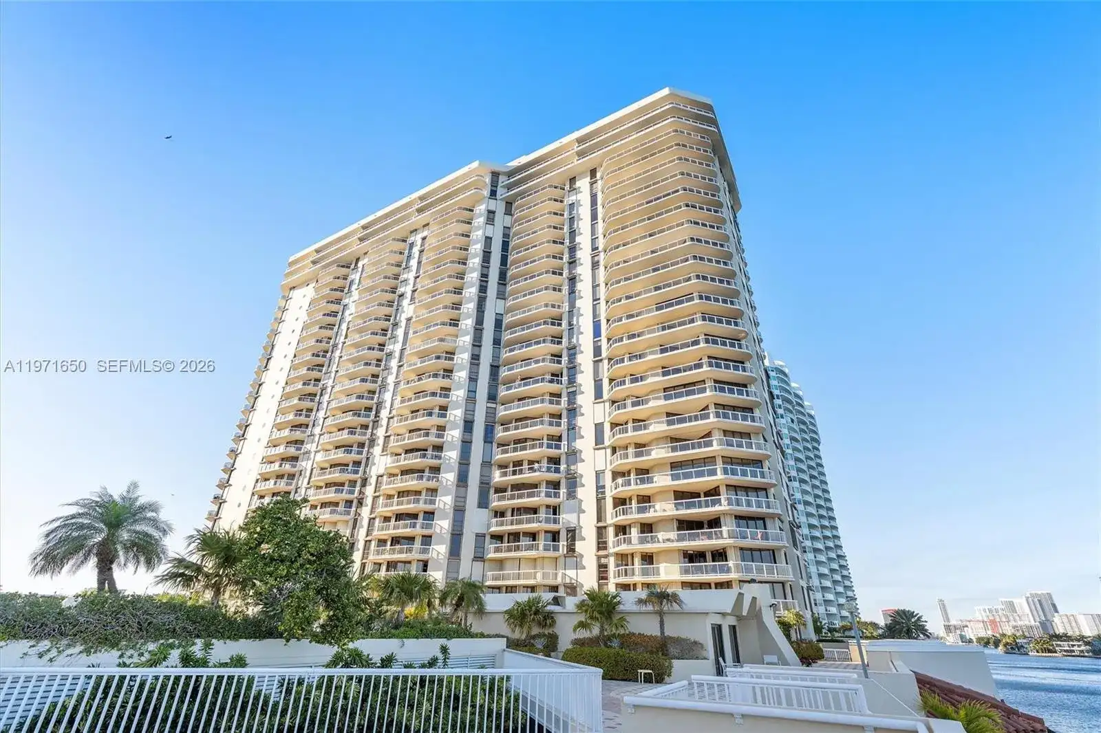 20191 E Country Club Dr # 510, Aventura FL 33180 photo 2