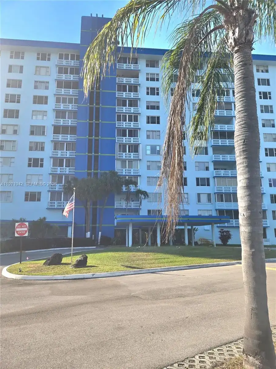 4001 Hillcrest Dr # 909, Hollywood FL 33021 photo 3