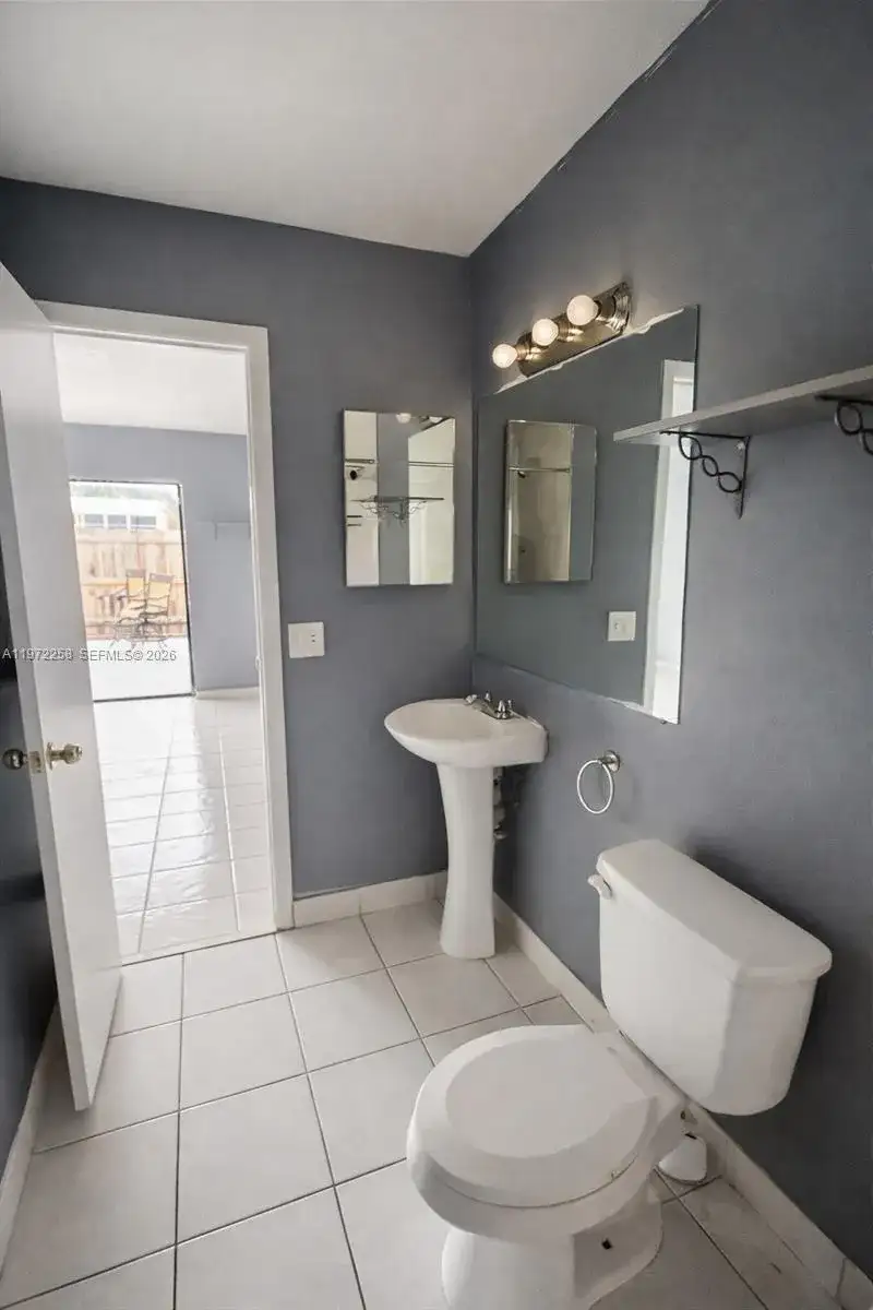 10900 NW 7th St # 101, Miami FL 33172 photo 4