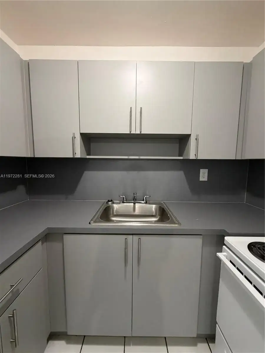 2170 NW 11th St # 26, Miami FL 33125 photo 2